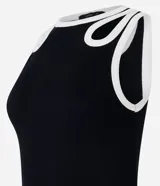 Blusa sin mangas confeccionada en rib de viscosa y elastano, color negro con ribete blanco. Posee breteles anchos con aberturas cutout en formato gotas y cuello redondo.