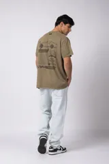 Remera gris con efecto lavado, cuello redondo y estampado con motivos de automovilismo.