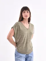 Remera color oliva con escote en V y mangas cortas.