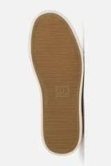 Zapatillas urbanas grises de caña baja, con cordones, puntera redondeada, forro interior en contraste y suela con ligera textura.