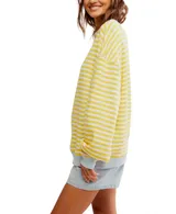 Remera de manga larga con cuello redondo y estampado a rayas horizontales amarillas y blancas, con puños y cuello en color celeste.