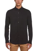 Camisa negra de manga larga con cierre de botones, puños con botón y logo bordado.