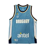 Musculosa de básquet Umbro de Uruguay, color celeste con detalles en azul marino, blanco y dorado. Incluye el escudo de Uruguay, el logo de Umbro y el sponsor Antel.