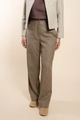 Pantalón de tiro alto y pierna recta, confeccionado en lana fina sin teñir, de diseño cómodo y elegante.