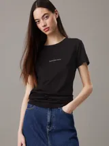 Remera negra de algodón con cuello redondo, corte slim y logo tonal de Calvin Klein Jeans bordado en el pecho.
