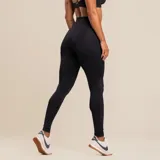 Calza larga color beige, de tiro alto y calce ajustado.