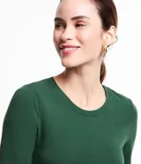 Blusa negra de algodón con cuello redondo y mangas largas.