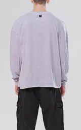 Remera manga larga lila con puños y cuello de ribb al tono, de calce regular.