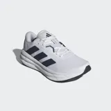 Championes de running Adidas modelo Galaxy 7, color blanco con las tres tiras laterales en azul marino. Presentan una mediasuela con tecnología Cloudfoam para mayor amortiguación y empeine textil transpirable.