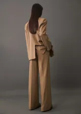 Pantalón de vestir color café, de corte wide leg, con trabillas, tejido fluido, detalle de pinzas, dos bolsillos laterales y cierre oculto de botón, gancho y cremallera.