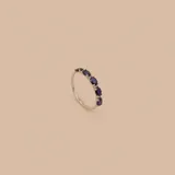 Anillo de oro blanco 18k con zafiros ovales color azul y pequeños brillantes engarzados.