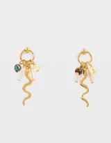 Par de aros colgantes con pasante circular dorada, dije de serpiente dorada, perlas y mostacillas de colores. Bañados en oro.