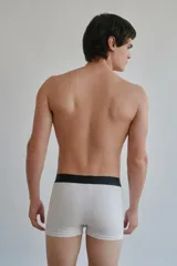 Boxer blanco con cintura elástica negra.