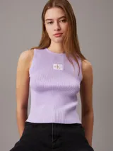 Remera Calvin Klein color lila de lyocell de canalé, corte slim, sin mangas y con cuello redondo.