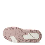 Zapatillas deportivas blancas con cordones y suela plana.