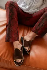 Sandalias Agnes Lenoble de terciopelo azul con ribete dorado y plantilla de cuero marrón.