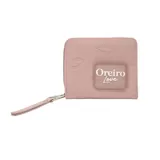 Billetera pequeña color rosa con cierre de cremallera, correa de mano y estampado de labios.