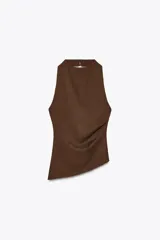 Top marrón de cuello halter con textura y drapeado lateral. Espalda y bajo asimétricos. Cierre en cuello con botones.
