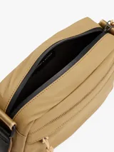 Bandolera Tommy Hilfiger color beige con logo texturizado en el frente. Tiene correa ajustable de tejido trenzado, cierre de cremallera y bolsillo exterior con cremallera.