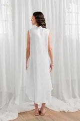 Vestido túnica midi sin mangas, color blanco, con cuello camisero y cierre frontal con botones.