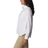 Camisa blanca de manga larga para mujer, marca Columbia, modelo Silver Ridge 3.0. Confeccionada con tejido de secado rápido Omni-Wick™ y protección solar Omni-Shade™ UPF 50. Cuenta con ventilación, mangas enrollables con lengüetas y bolsillos en el pecho.