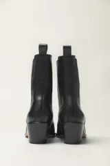 Bota texana de cuero color marrón con elástico lateral y taco cubano negro.