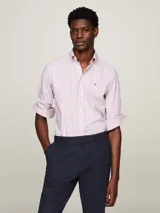 Camisa Tommy Hilfiger de corte regular con estampado de cuadros en tonos rosa y blanco. Confeccionada en algodón elástico, con cuello abotonado, puños redondeados y logo bordado en el pecho.