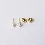 Par de aros abridores de oro amarillo 18k con perlas de cultivo blancas.