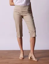 Bermuda color celeste en gabardina elastizada, marca Ruby Rd. Tiro medio, pretina ancha elastizada, bolsillos delanteros simulados y bolsillos traseros aplicados.