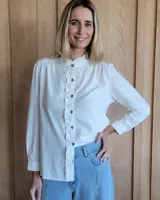 Camisa color crudo con cuello mao y volantes en el frente.