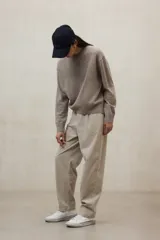 Suéter de punto liso, color gris oscuro, con cuello redondo y calce holgado.