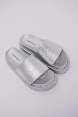 Sandalias plateadas de plataforma, veganas y amigables con el medio ambiente. Hechas con Piñatex, textil que busca suplantar el cuero animal, hecho a partir de las hojas del ananá.