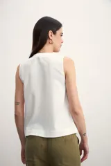 Chaleco negro con escote en V y abotonadura frontal.