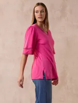 Remera blanca de algodón marca Ruby Rd con cuello redondo y escote en V. Tiene mangas cortas amplias con aplique de crochet.