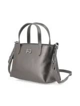Cartera de cuero color gris plomo, con doble asa corta y correa larga regulable y desmontable. Tiene logo metálico de la marca en el frente y tiracierre personalizado. El interior está forrado con tela estampada y tiene un bolsillo aplicado.
