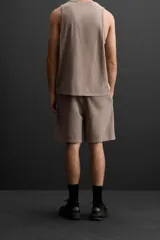 Bermuda jogger negra confeccionada en tejido de algodón con interior de rizo, cintura elástica ajustable con cordón y bolsillos laterales.