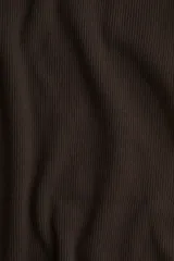 Vestido midi de punto acanalado grueso, corte ajustado y diseño sin mangas.