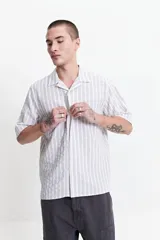 Camisa de manga corta a rayas con textura y fit regular.