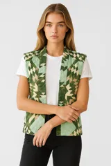 Chaleco sin mangas con estampado geométrico en tonos verde, beige y marrón.