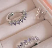 Aro de plata esterlina con zirconias lilas, de 1 cm de diámetro.