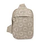 Bandolera Guess color beige con estampado de logos "G" en tono más claro. Tiene correa ajustable, cierre superior y bolsillo frontal con cierre.