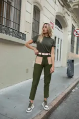 Pantalón de corderoy color beige, de corte recto y tiro alto.