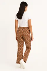 Pantalón babucha marrón con estampado floral en tonos beige, con cintura elástica ajustable con cordón.