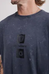 Remera oversize azul con efecto gastado y estampa en el frente.