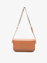Cartera de mano negra de cuero, con diseño elegante y cadena para el hombro.