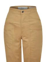 Pantalón de pierna recta color beige, tiro alto, con bolsillos estilo carpintero.