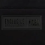 Pantalón de jogging negro con cintura elástica y cordón ajustable. Presenta estampados con logos de equipos de la NBA en ambas piernas.