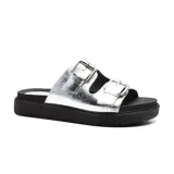 Sandalias plateadas con plataforma negra y doble tira con hebillas metálicas.