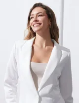 Blazer entallado color beige, marca Robert Louis. Cuello con solapa y abertura central con botón. Delantera con bolsillos.