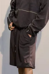 Bermuda de rustico liviano color marrón chocolate, con estampado frontal.